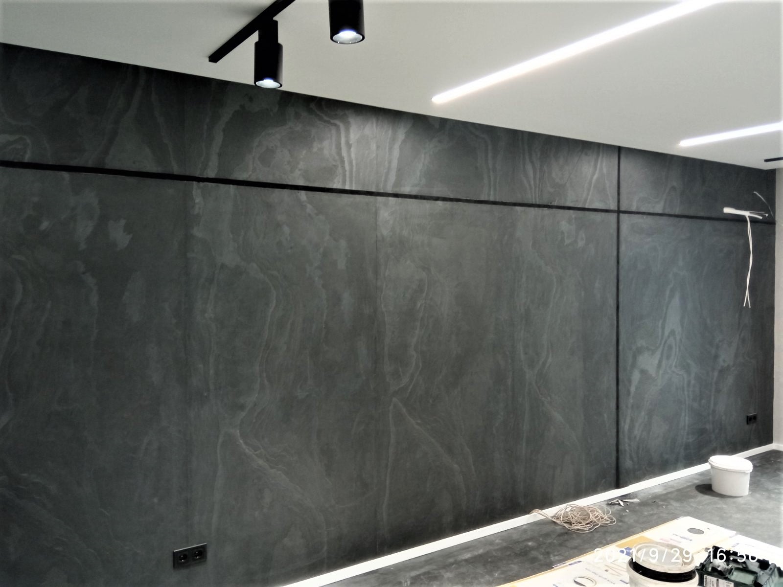 Имидж-стена с каменным шпоном ТМ LUXURYVENEER - цвет Black | Каменный .